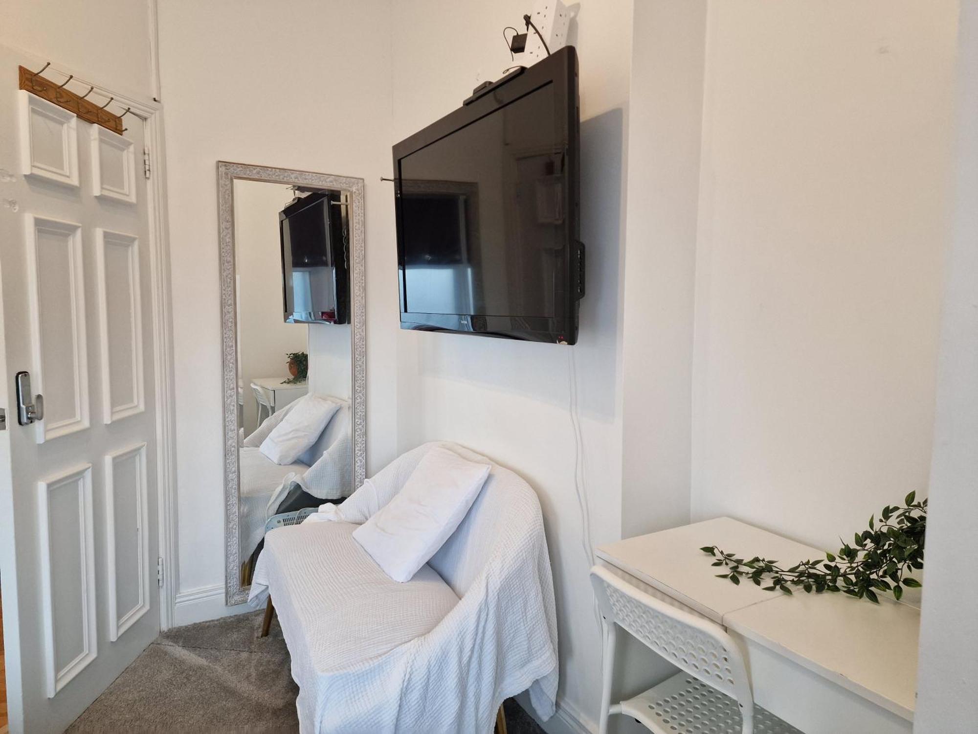 Hostel Aunty Katie'S House, Ni Tourist Board Certified & Located On The Main Oldpark Road To Belfast, With Free Continental Breakfast & Free Ultra Fast Sky Internet, Free Sky Sports & Free Sky Cinema, Self-Check In After 10Pm Gmt Exteriér fotografie
